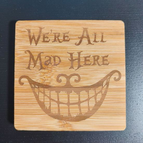 Afbeelding van We're All Mad Here onderzetter/snijplank